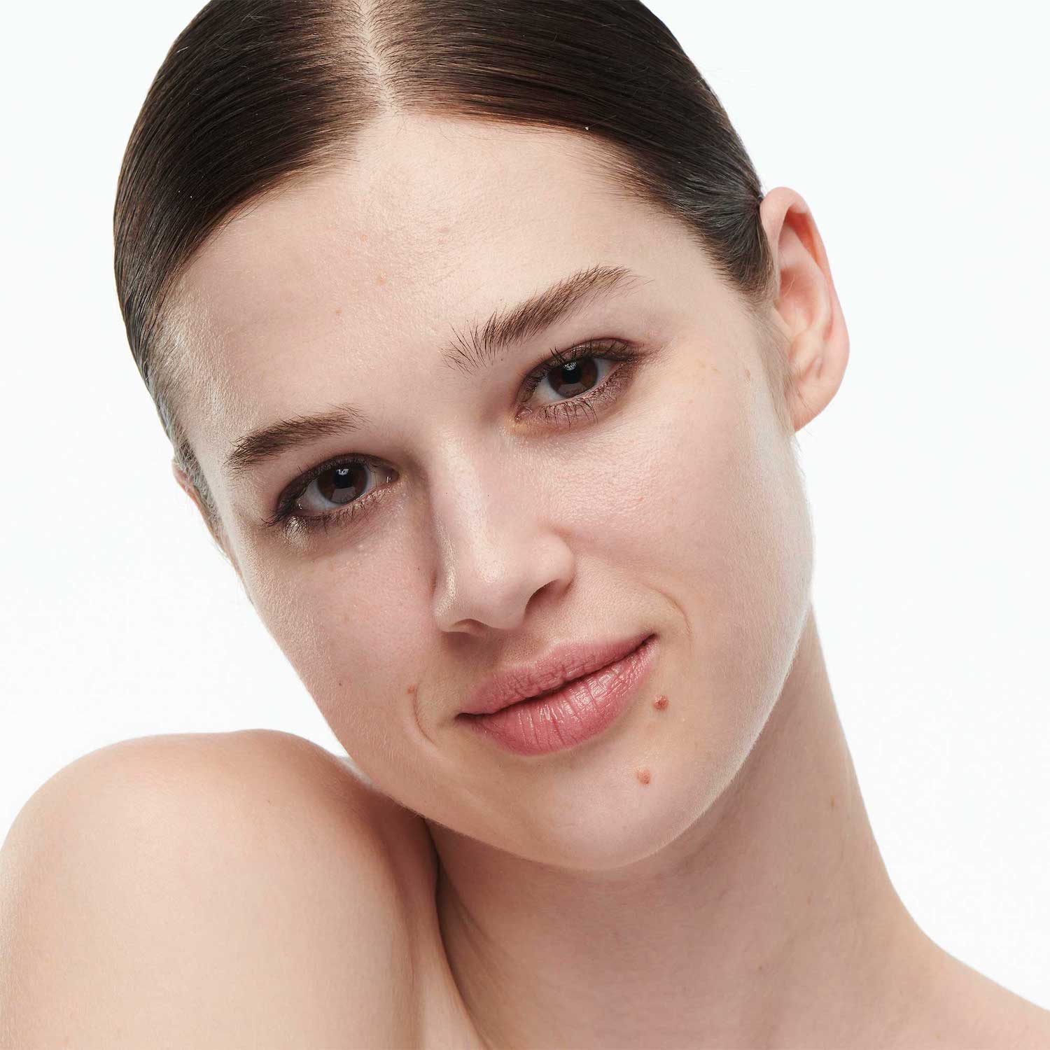 STUDIO RADIANCE SERUM-POWERED (BASE DE MAQUILLAJE PARA ROSTRO)